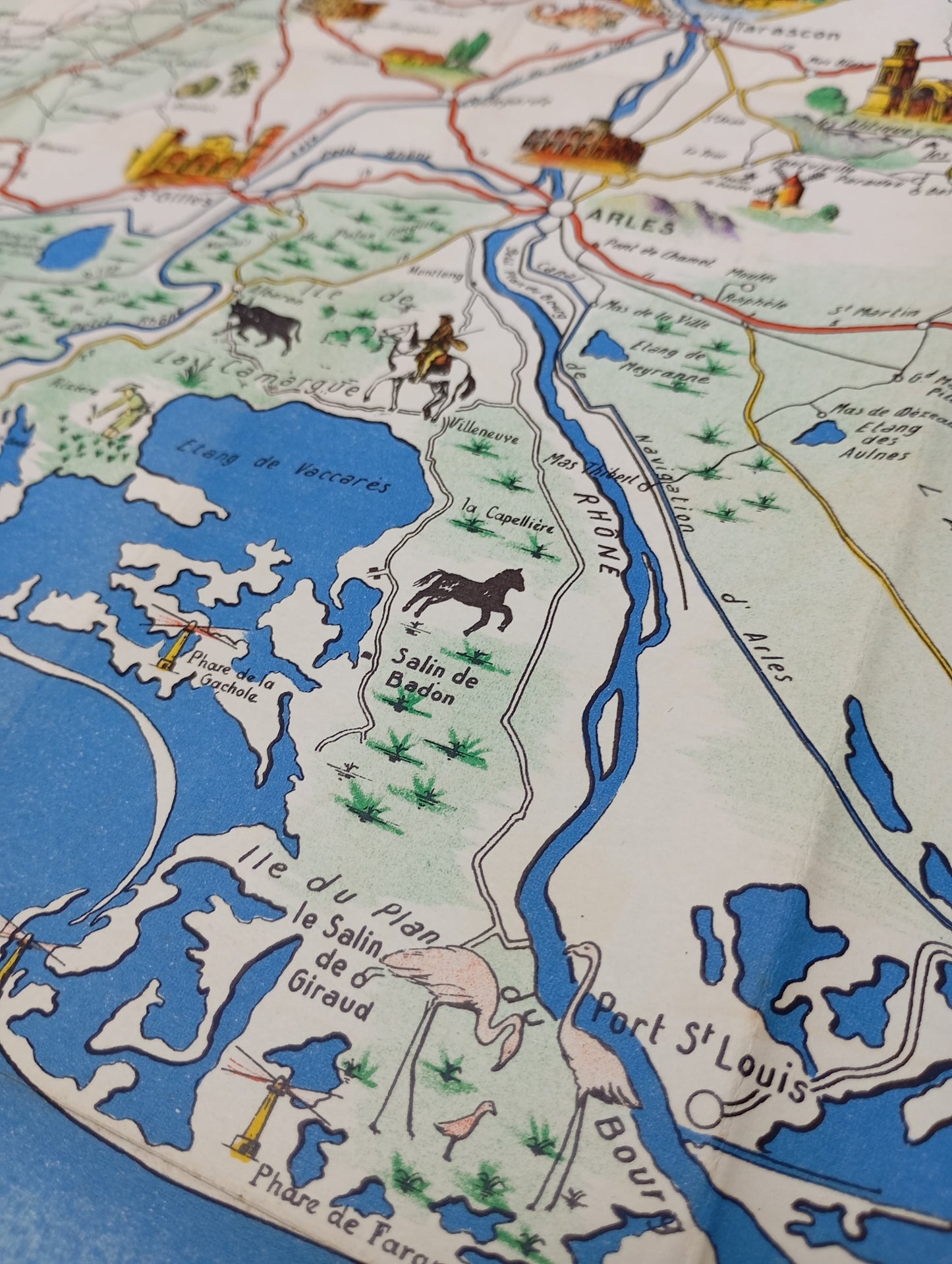 Vue d'ensemble de la carte géographique et illustrée ancienne de La Provence et la Corse, montrant les deux régions en couleurs sur un fond blanc, bordée par la Mer Méditerranée.