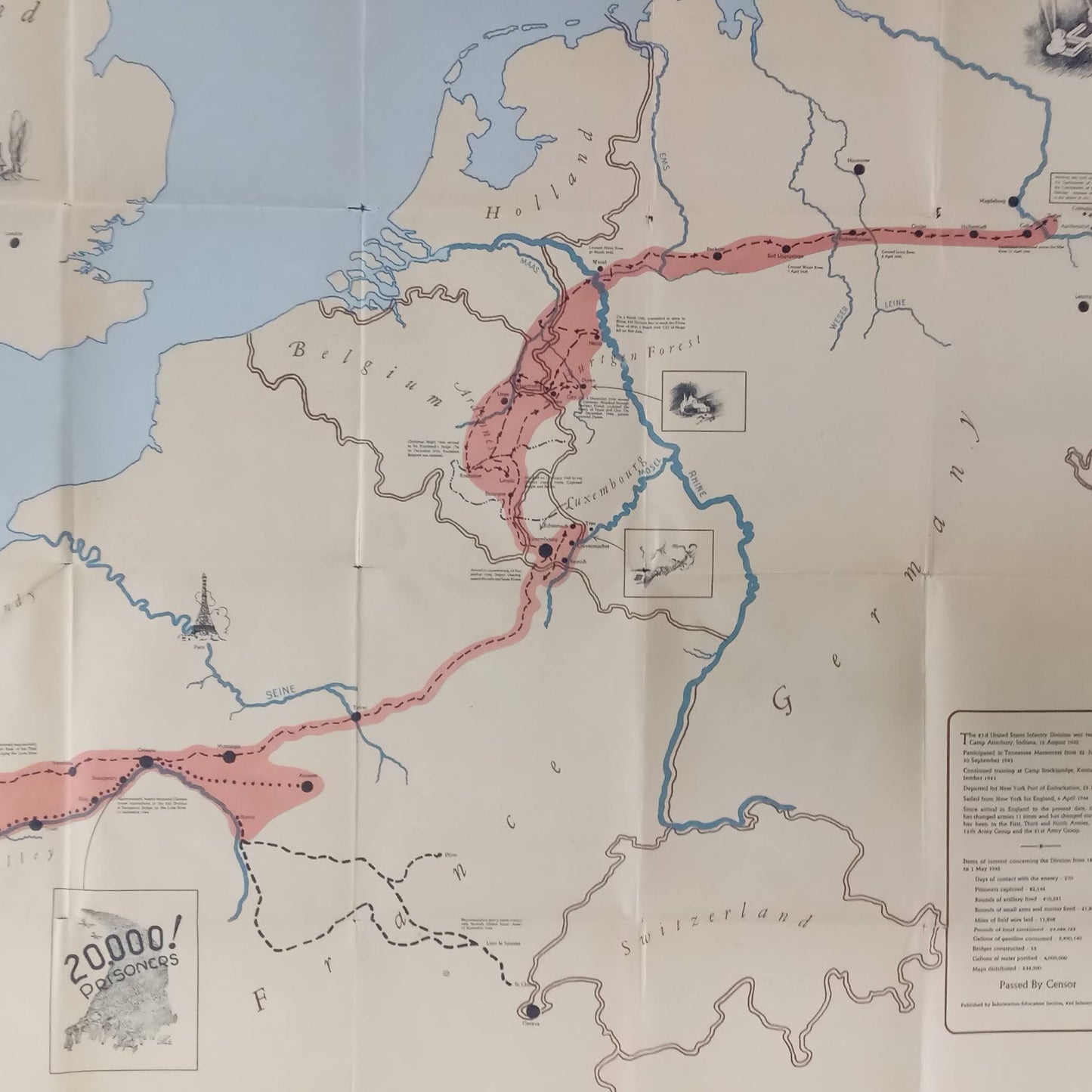 Plan ancien de l'Europe occidentale montrant le chemin de bataille de la 83e division d'infanterie américaine (83rd U.S. Infantry Division), avec un tracé rouge marqué des lieux importants de la Seconde Guerre mondiale tels que la Normandie, les Ardennes et l'Elbe. La carte mesure 87,5x72,5 cm et présente des défauts dus à son âge, notamment des perforations aux intersections des plis.