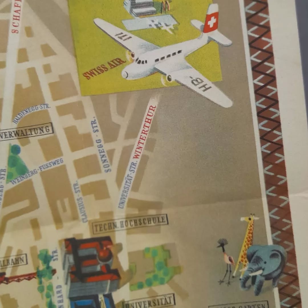 Gros plan sur la partie supérieure droite d'une carte picturale de Zurich, montrant un avion de Swiss Air et des sections de rues et de bâtiments, notamment l'Universitätstrasse Winterthur et la Techn. Hochschule, avec des illustrations d'animaux au bas.