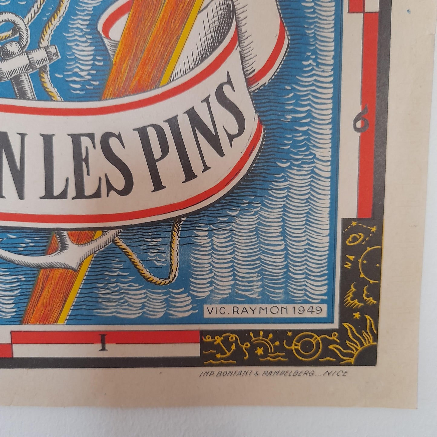 Signature de l'artiste Vic Raymon et date de création, 1949, visibles dans le coin inférieur droit du plan touristique d'Antibes.