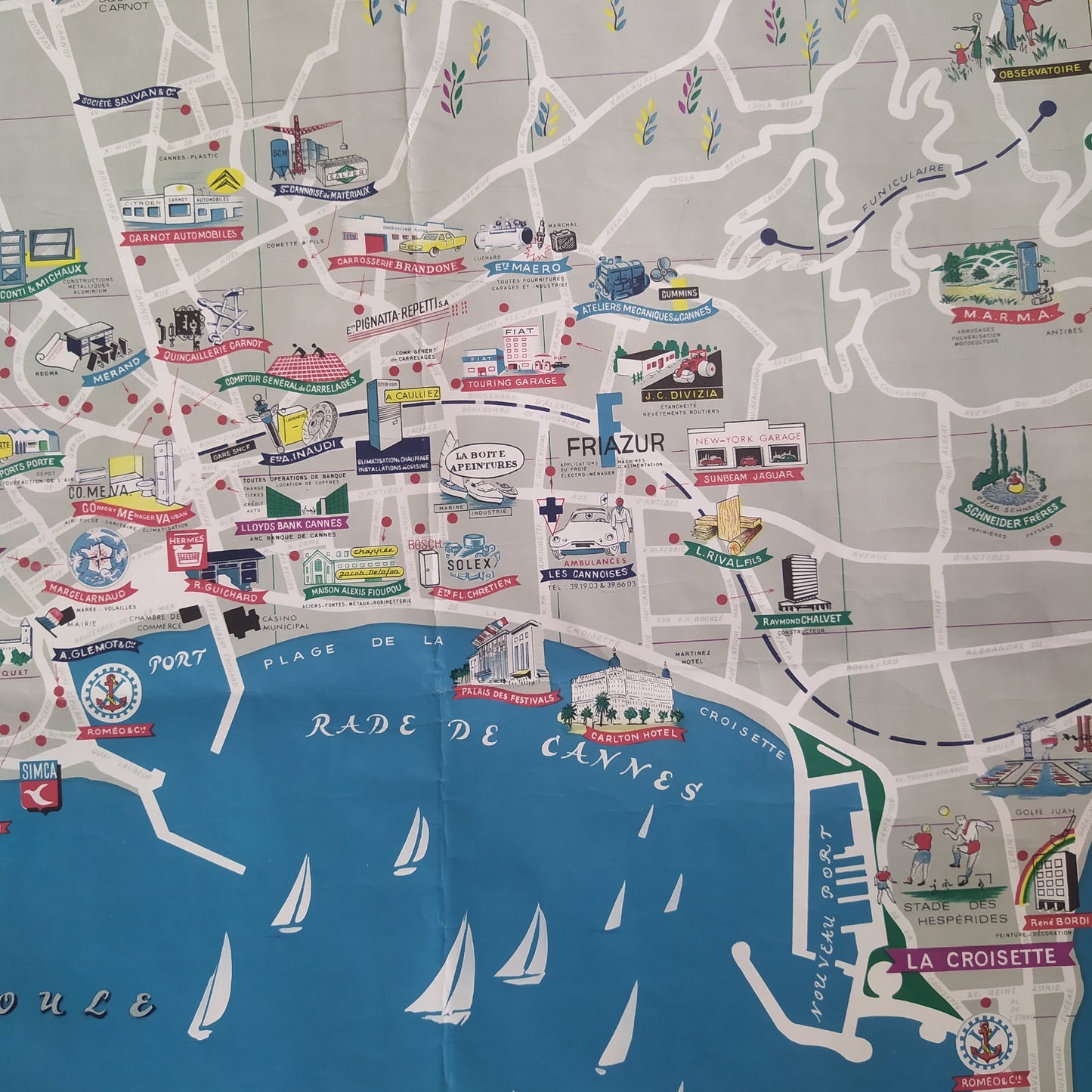 Carte géographique illustrée de la ville de Cannes vue d'ensemble, avec son encadrement rouge et vert, et la légende Cannes - Le Port et les Industries au style rétro par Jorj Morin (ca. 1960).