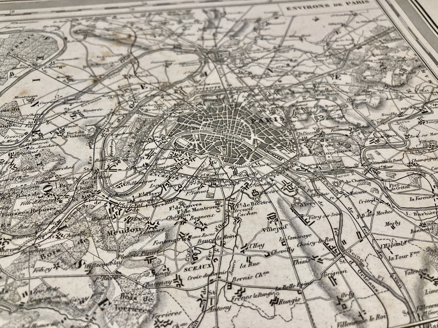 Détail du plan de Paris sur la carte de la France par A.H. Dufour