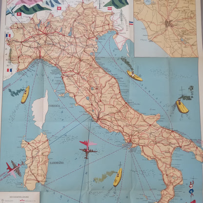 Plan intermédiaire d'une carte vintage de l'Italie de 1953, montrant la péninsule, la Corse et la Sardaigne. Le réseau de transport (routes et rails) est dense et coloré en rouge. On distingue de nombreux petits avions et bateaux jaunes et rouges flottant sur la mer, indiquant les itinéraires. Des drapeaux nationaux sont visibles en haut.