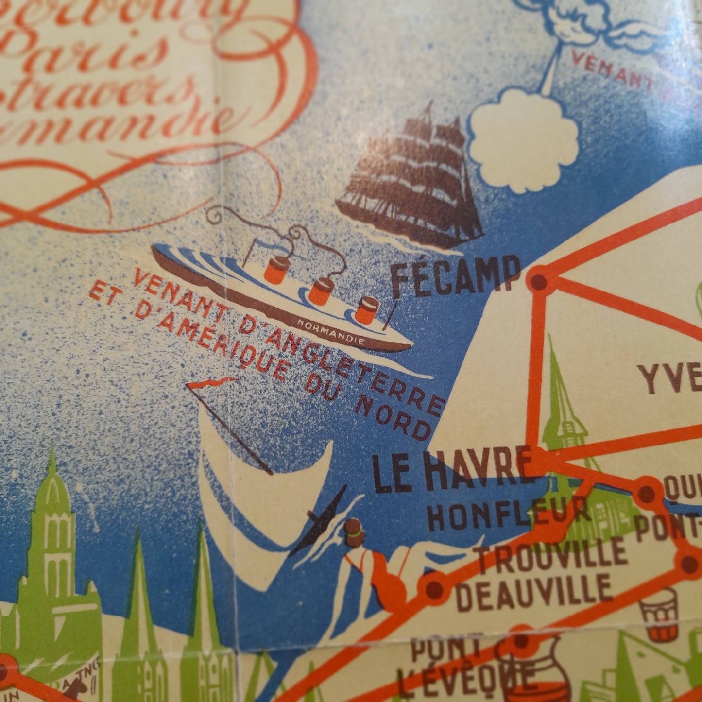 Gros plan sur la côte normande près du Havre sur la carte de 1936, avec une illustration du paquebot "Normandie" venant d'Amérique du Nord.