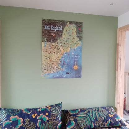 Affiche géographique illustrée et pleine de charme, montrant la Nouvelle-Angleterre et une partie de l'Océan Atlantique. Elle regorge de détails qui capturent l'identité culturelle et naturelle des six États. On y voit des scènes de canoë, de camping, de ski et de baignade, ainsi que les principaux points d'intérêt historique et les infrastructures clés. Le contraste entre le vert des forêts du nord et le bleu de l'océan crée une composition visuellement très attractive.