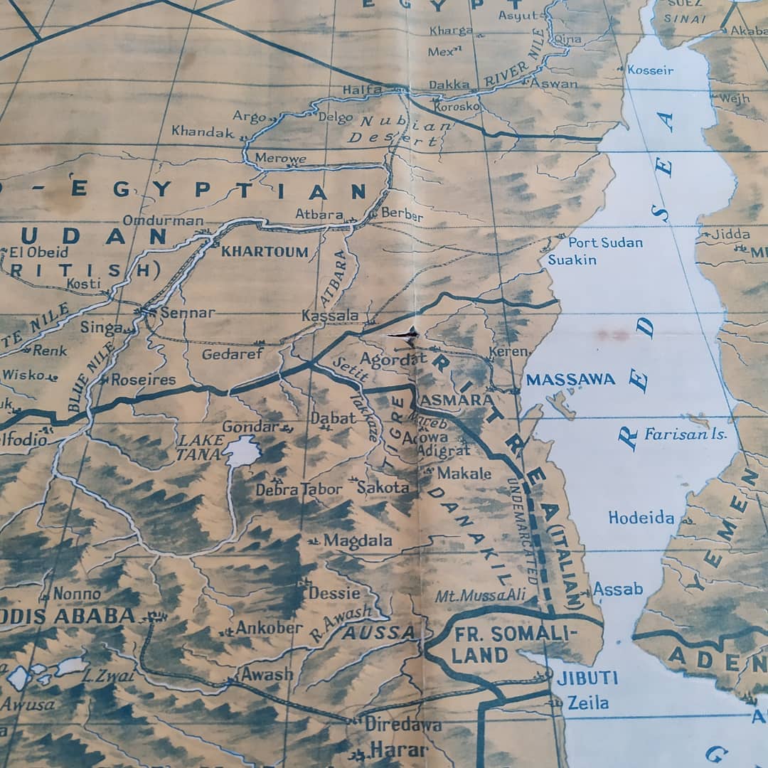 Vue complète de la carte d'Abyssinie par S.J. Turner, avec la bordure décorative bleue, montrant l'étendue de l'Afrique de l'Est.