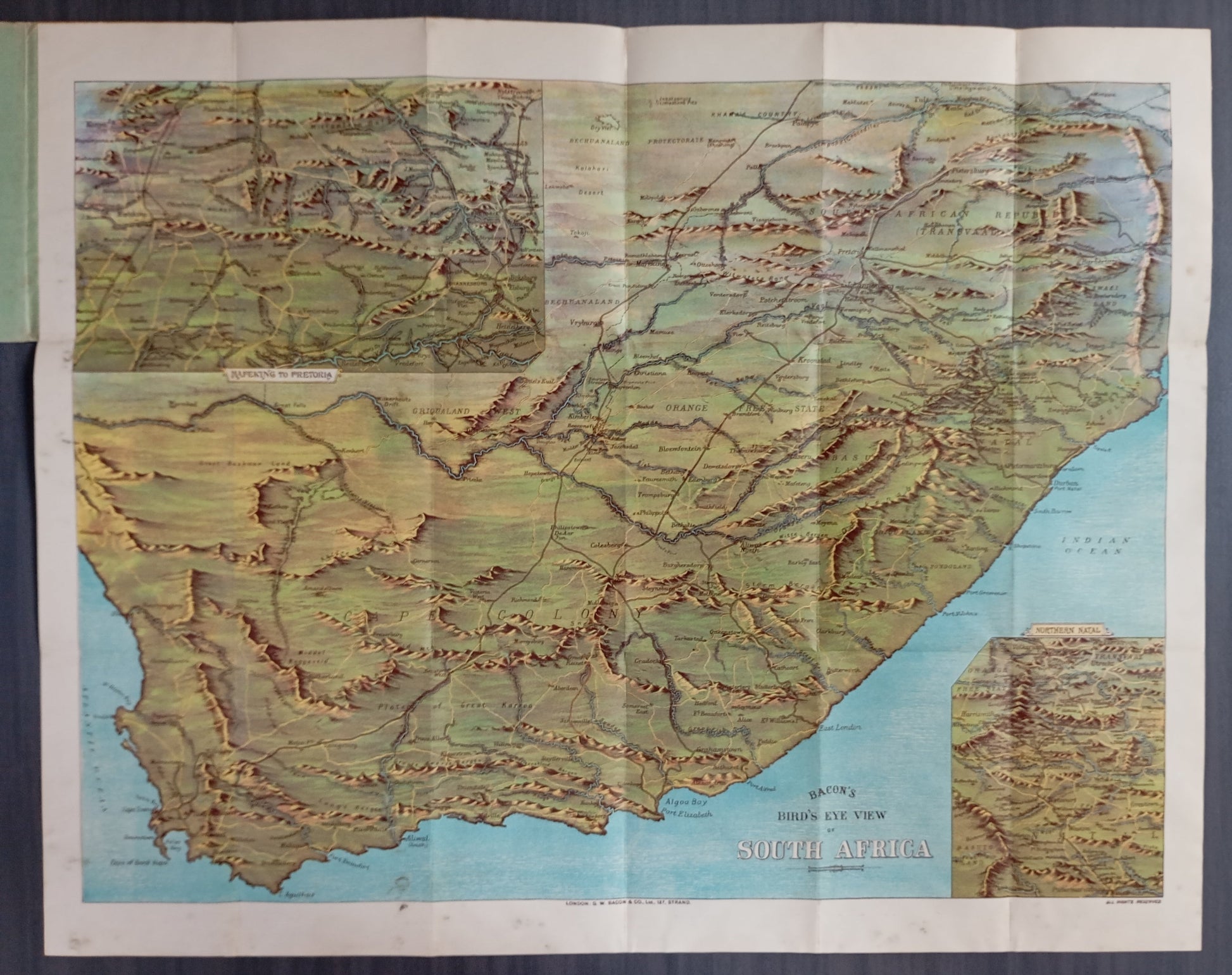 Titre "Bacon's Bird's Eye View South Africa" sur une carte géographique rétro, idéale pour une décoration murale sur le thème de l'histoire coloniale.