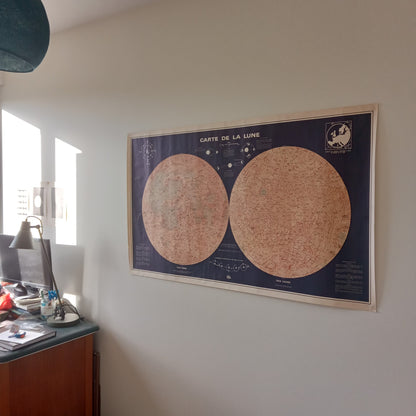 Vue d'ensemble de la carte de la Lune (IGN) encadrée et affichée sur un mur blanc, montrant ses dimensions et son aspect décoratif.
