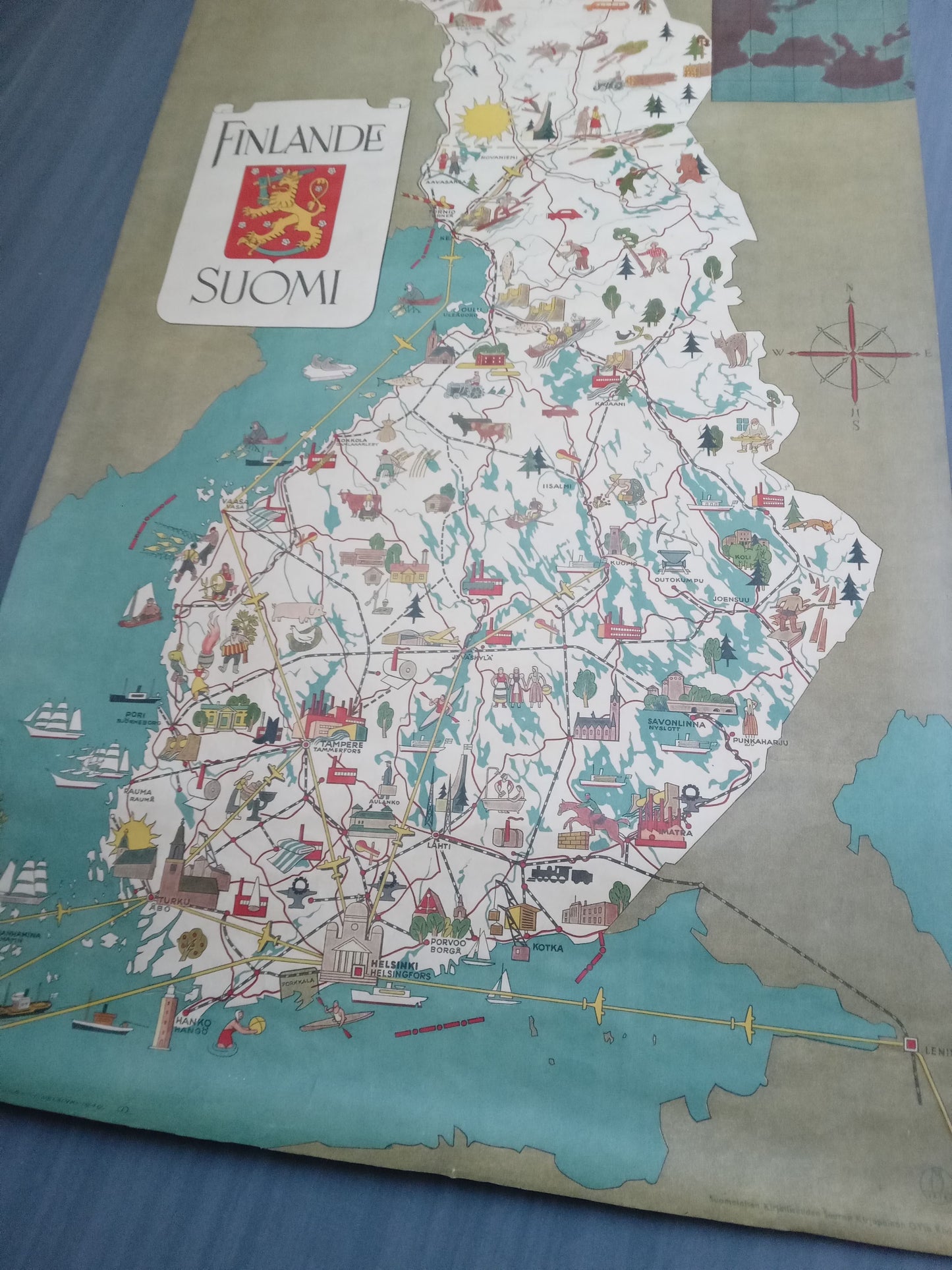 Vue du cartouche de titre "Finlande Suomi" avec le blason national sur une carte illustrée de 1949, authentifiant son origine et sa date.