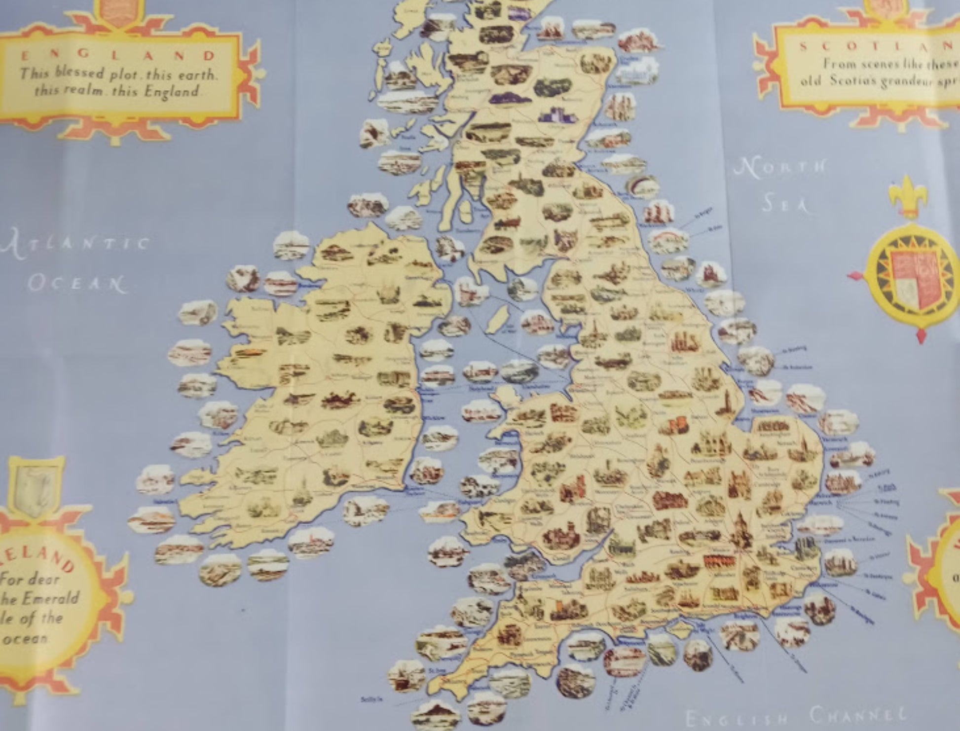 Zoom sur la partie centrale de la carte montrant la densité des illustrations de villes et de châteaux à travers l'Angleterre, l'Écosse et l'Irlande.