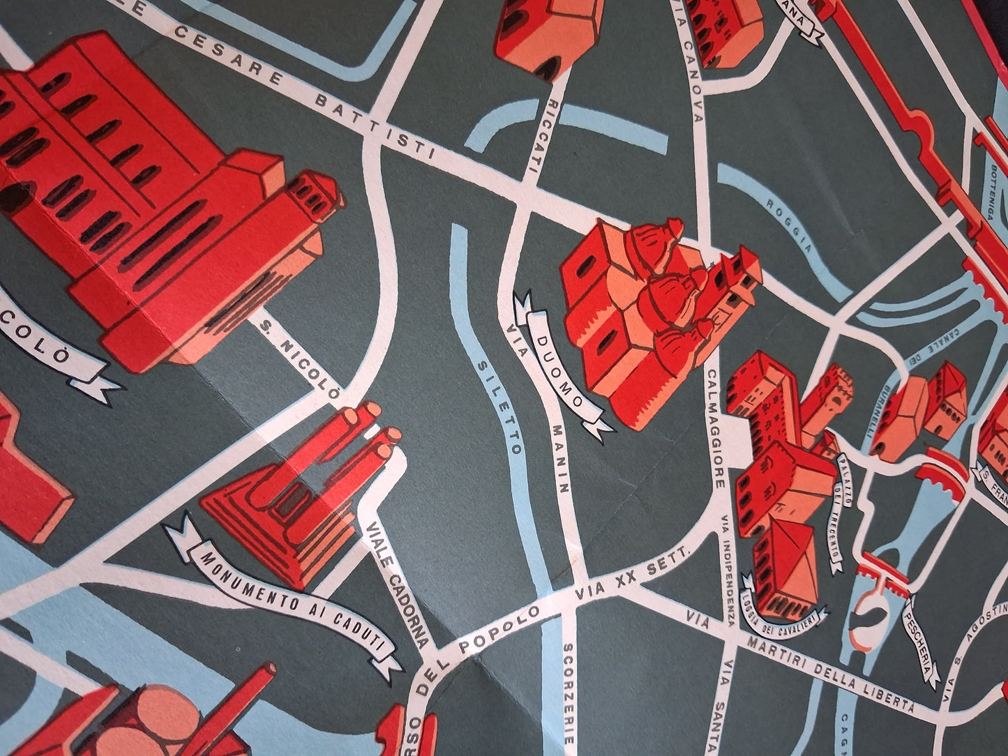 Détail du plan illustré de Treviso centré sur le Duomo (Cathédrale), S. Nicolo et le Monumento ai Caduti. On peut lire des noms de rues comme Viale Cadorna et Via XX Sett.