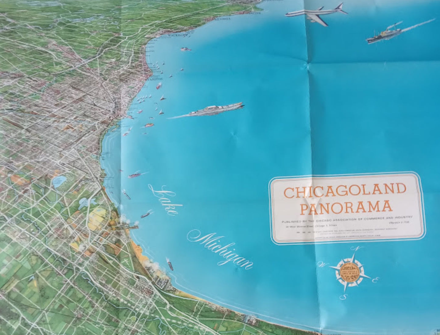 Gros plan sur le titre "Chicagoland Panorama" inscrit dans un cartouche élégant sur fond bleu, accompagné d'une rose des vents décorative.
