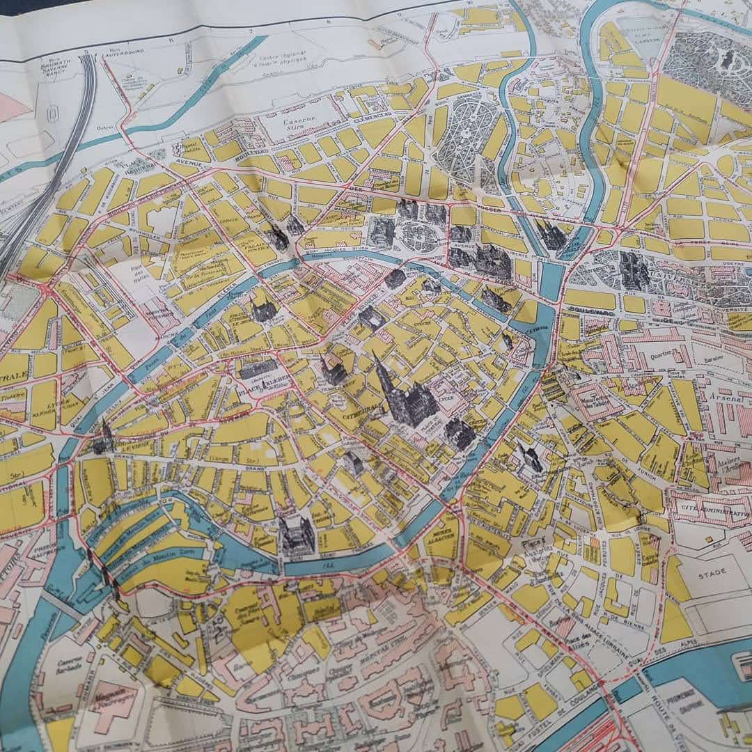 Gros plan sur le centre historique de Strasbourg, la Grande Île, sur la carte vintage, mettant en évidence les illustrations des monuments principaux.