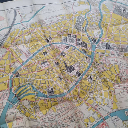 Gros plan sur le centre historique de Strasbourg, la Grande Île, sur la carte vintage, mettant en évidence les illustrations des monuments principaux.