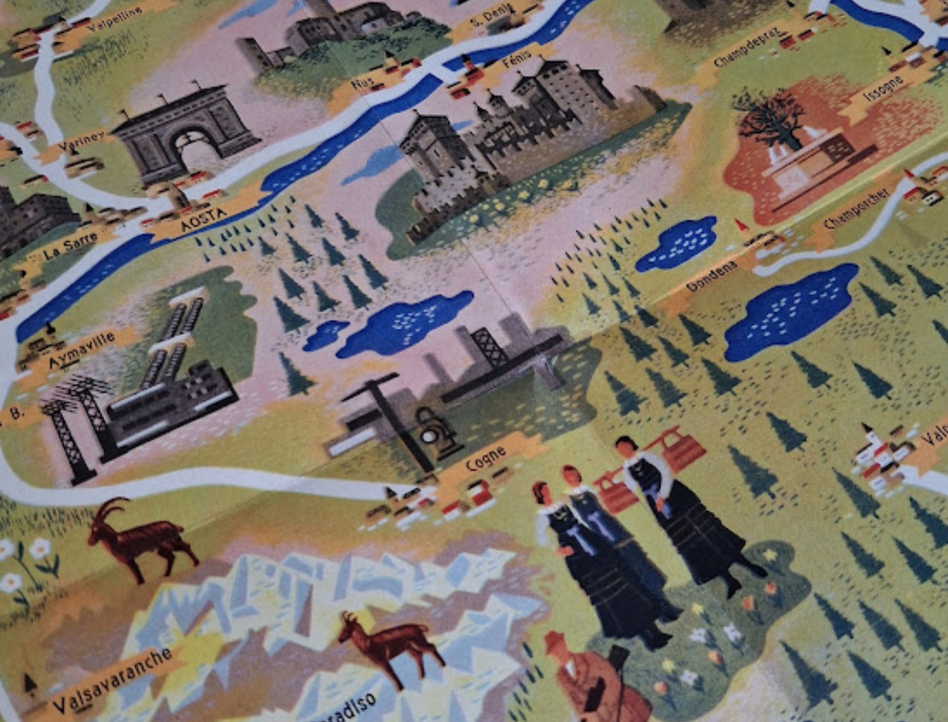 Gros plan sur la partie centrale de la carte montrant la ville d'Aoste, l'Arc d'Auguste, des châteaux (Fénis), des usines, la rivière et des illustrations de personnes en costumes traditionnels.