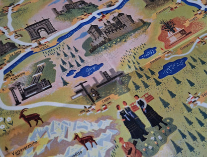 Gros plan sur la partie centrale de la carte montrant la ville d'Aoste, l'Arc d'Auguste, des châteaux (Fénis), des usines, la rivière et des illustrations de personnes en costumes traditionnels.
