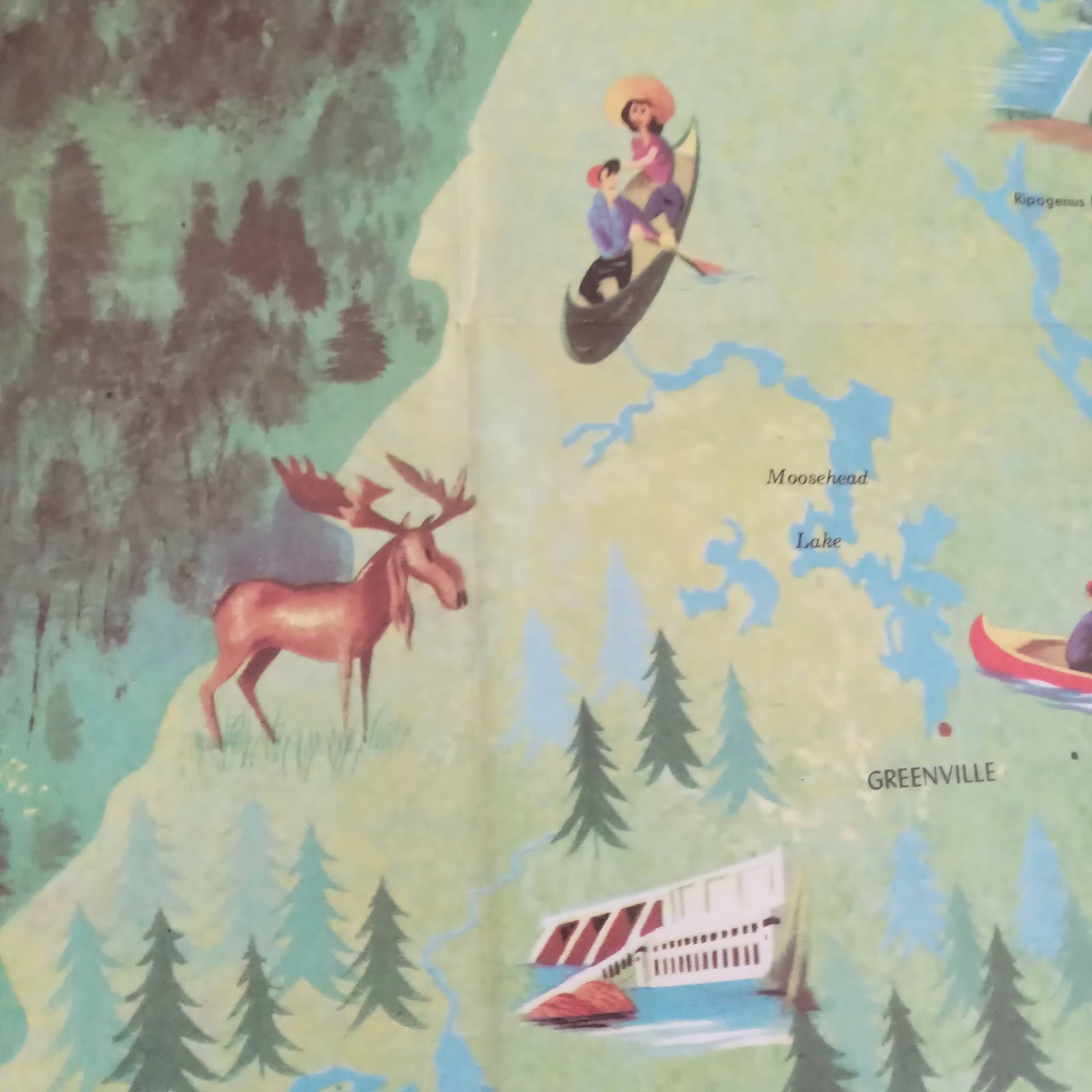 Cette carte vintage de la Nouvelle-Angleterre, intitulée "Journeys", est un exemple magnifique d'art cartographique publicitaire. Elle est conçue pour séduire le voyageur avec ses nombreuses illustrations thématiques. Chaque région est caractérisée par ses spécificités : les plages de Cape Cod, la pêche dans le Maine, les villes historiques du Massachusetts. Les détails sont précis et le style graphique est typique du milieu du XXe siècle, faisant de cette affiche un élément de décoration unique pour les pa