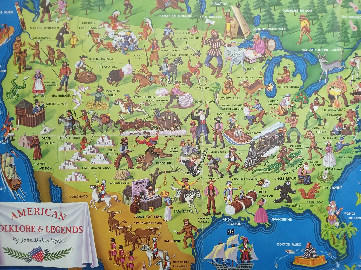 Carte picturale dépliante, vintage des contes et légendes américains, intitulée 'American Folklore & Legends', créée par John Dukes McKee vers 1950, illustrant une multitude de figures historiques, folkloriques et mythiques à travers les États-Unis