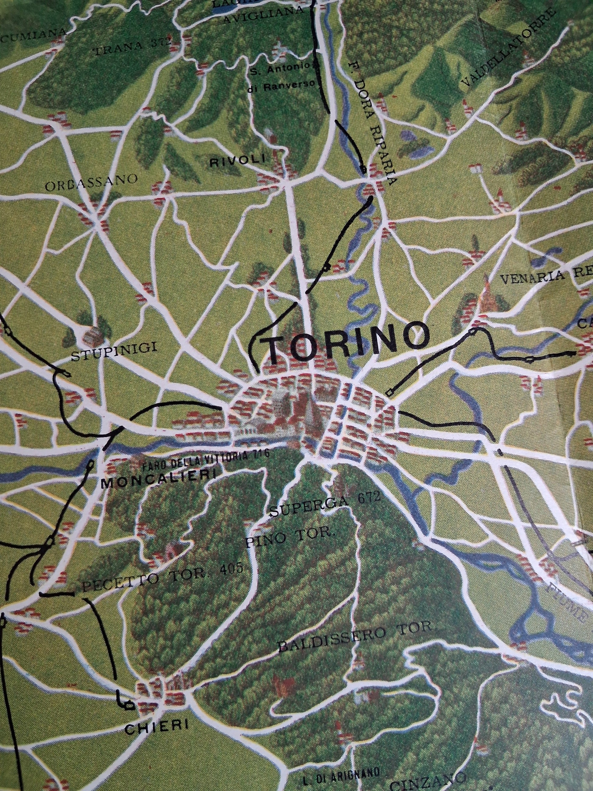 Gros plan sur la région alpine, montrant les sommets et les localités comme Sestriere, Cesana, Claviere et Valico Monginevro.