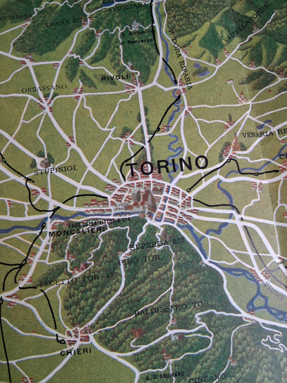 Gros plan sur la région alpine, montrant les sommets et les localités comme Sestriere, Cesana, Claviere et Valico Monginevro.