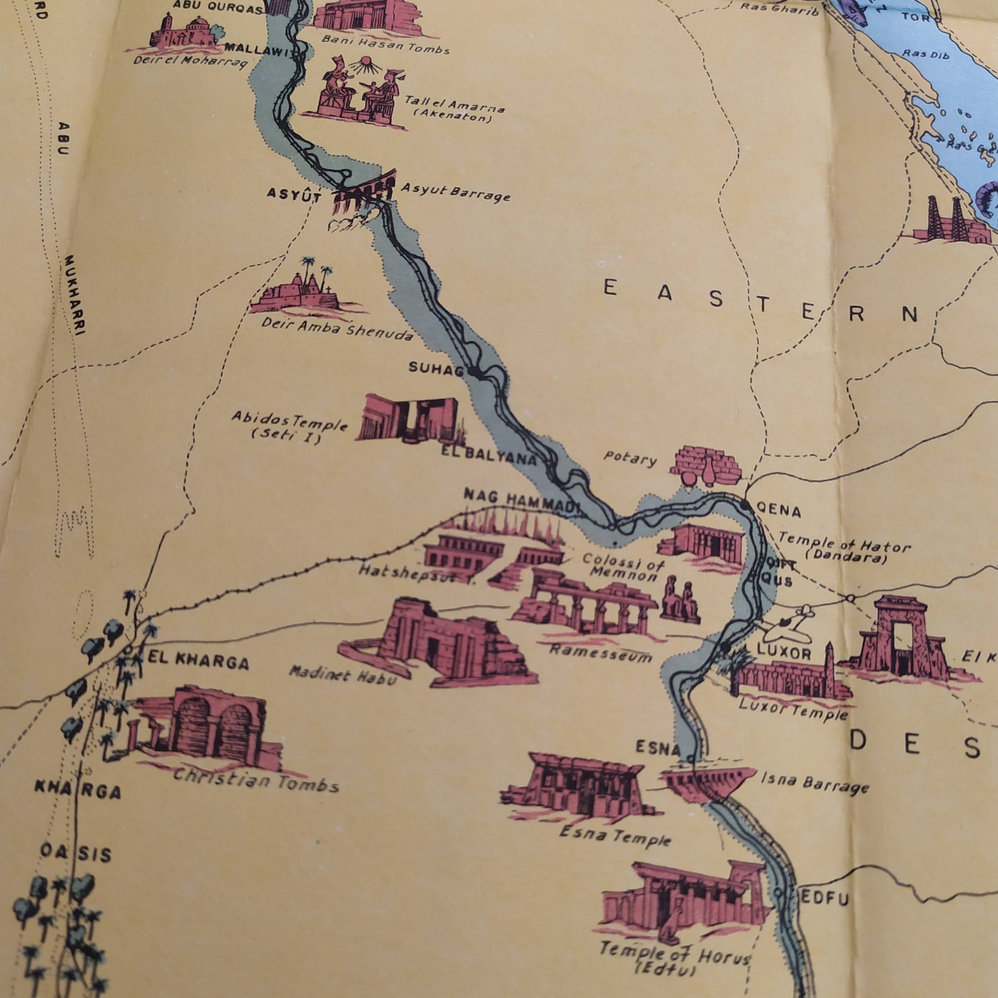 Gros plan sur la vallée du Nil sur la carte de l'Égypte, illustrant des temples antiques majeurs tels que Thèbes, Louxor, Assiout et les monuments le long du fleuve.
