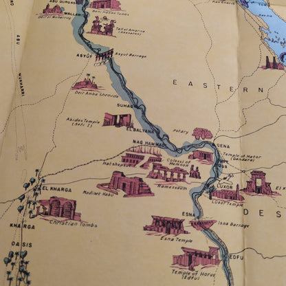 Gros plan sur la vallée du Nil sur la carte de l'Égypte, illustrant des temples antiques majeurs tels que Thèbes, Louxor, Assiout et les monuments le long du fleuve.