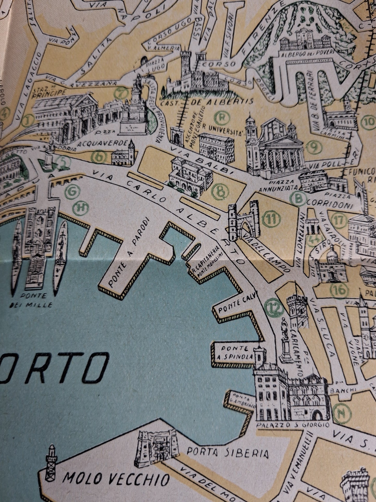 Gros plan sur la partie centrale de Gênes et le port, mettant en évidence les rues principales et les structures portuaires.