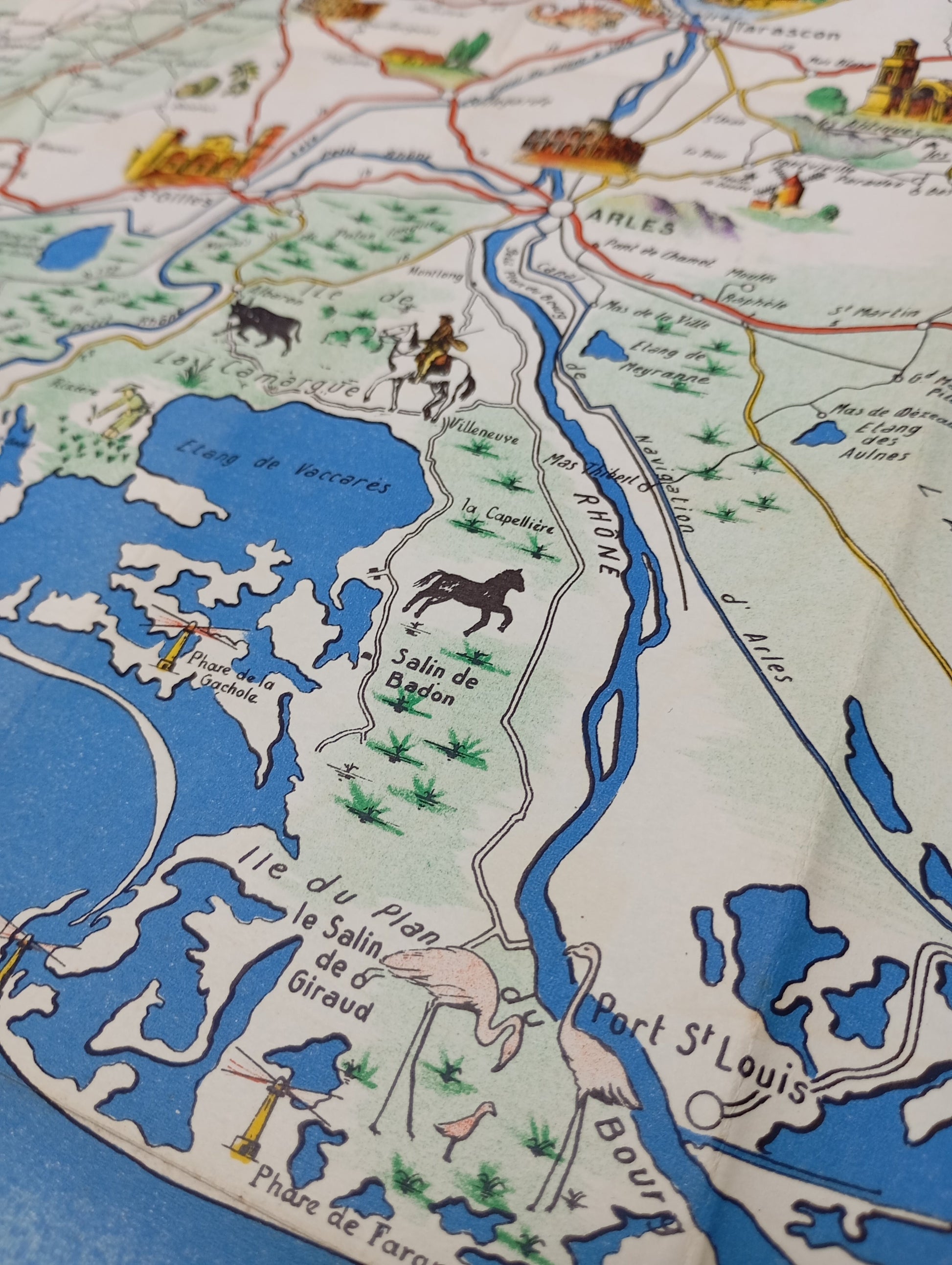 Vue d'ensemble de la carte géographique et illustrée ancienne de La Provence et la Corse, montrant les deux régions en couleurs sur un fond blanc, bordée par la Mer Méditerranée.