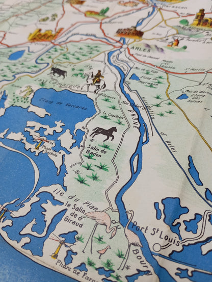 Vue d'ensemble de la carte géographique et illustrée ancienne de La Provence et la Corse, montrant les deux régions en couleurs sur un fond blanc, bordée par la Mer Méditerranée.
