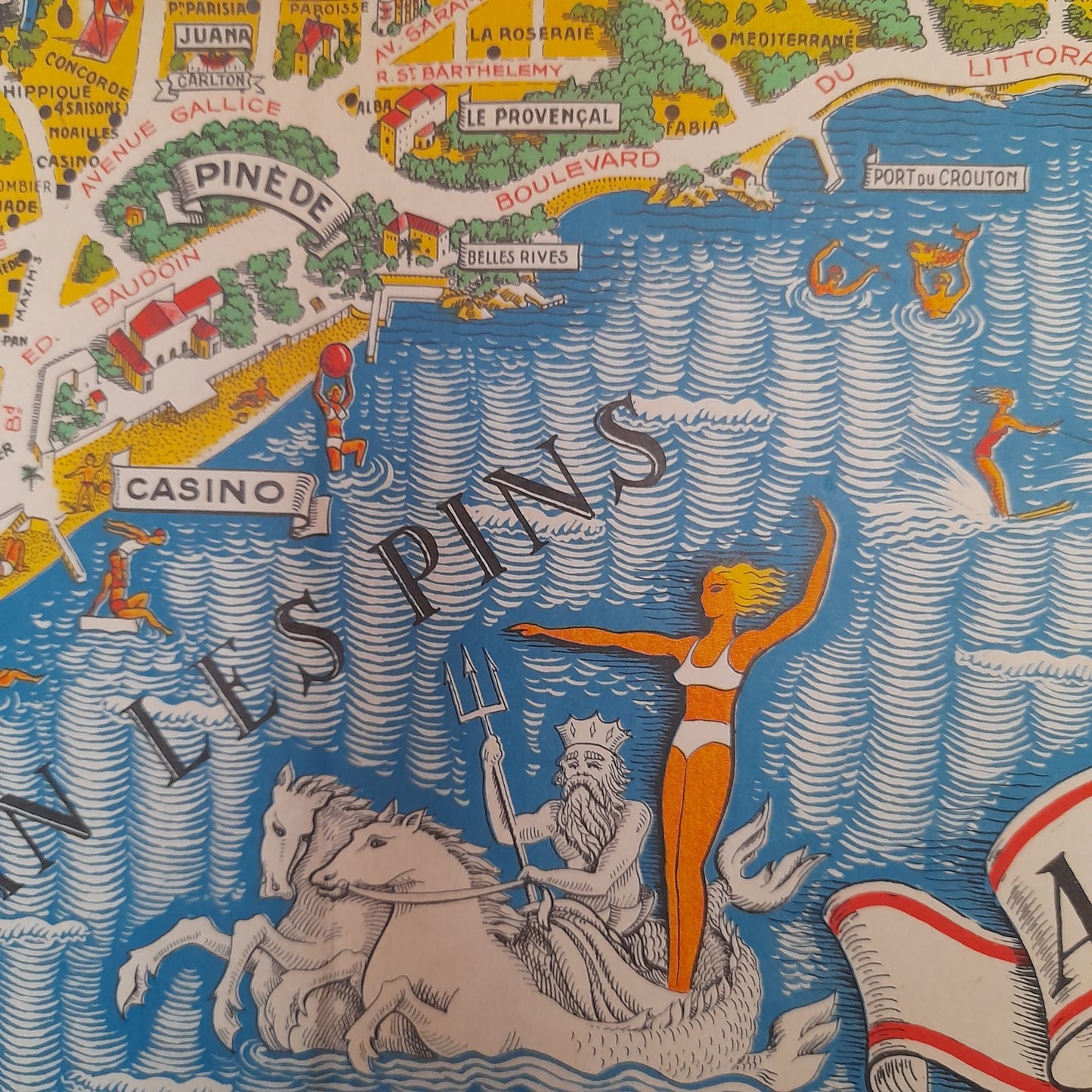 Vue générale de la carte touristique et picturale d'Antibes et Juan-les-Pins, une oeuvre colorée de 1949 par Vic Raymon montrant la ville et le Cap et du casino