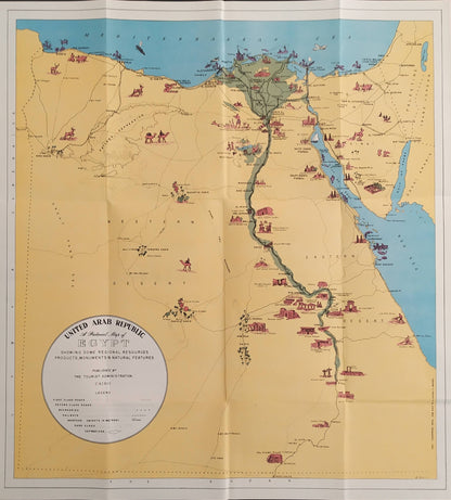 Carte illustrée vintage de l'Égypte, intitulée "UNITED ARAB REPUBLIC EGYPT", montrant des ressources régionales, des monuments antiques et des caractéristiques naturelles. Couleurs dominantes bleu, jaune sable