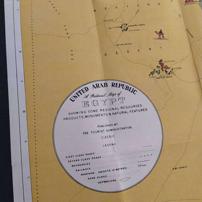 Détail de la légende circulaire de la carte picturale de l'Égypte, indiquant l'éditeur "THE TOURIST ADMINISTRATION, CAIRO" et la période "UNITED ARAB REPUBLIC"