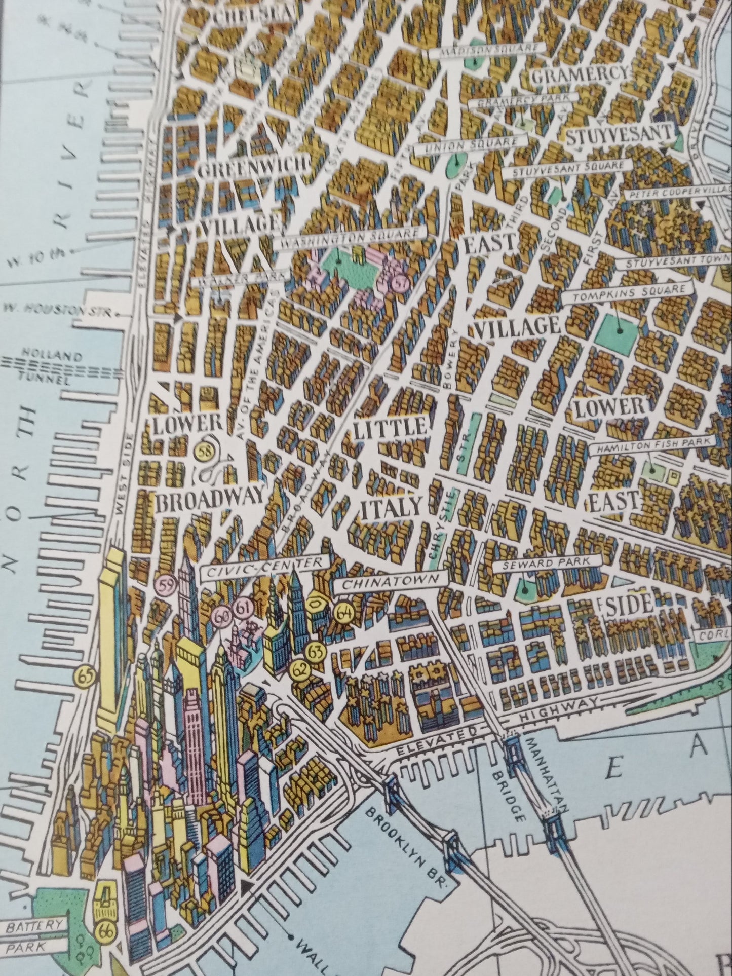 Découvrez Manhattan comme dans les années 1970 avec ce plan de ville illustré par H. Körner et L. Walter. L'approche picturale et touristique permet de localiser aisément les parcs, les ponts (Brooklyn Bridge, Manhattan Bridge) et les quartiers emblématiques comme Greenwich Village et Midtown. La lisibilité est assurée par une grille de rues claire et l'utilisation de couleurs distinctives pour les espaces verts (Central Park) et les principaux édifices.