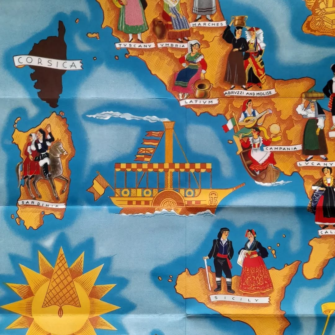 Gros plan sur la région de la Sardaigne et de la Corse, montrant des personnages à cheval en costumes sardes et un bateau à aubes au centre de la Méditerranée.