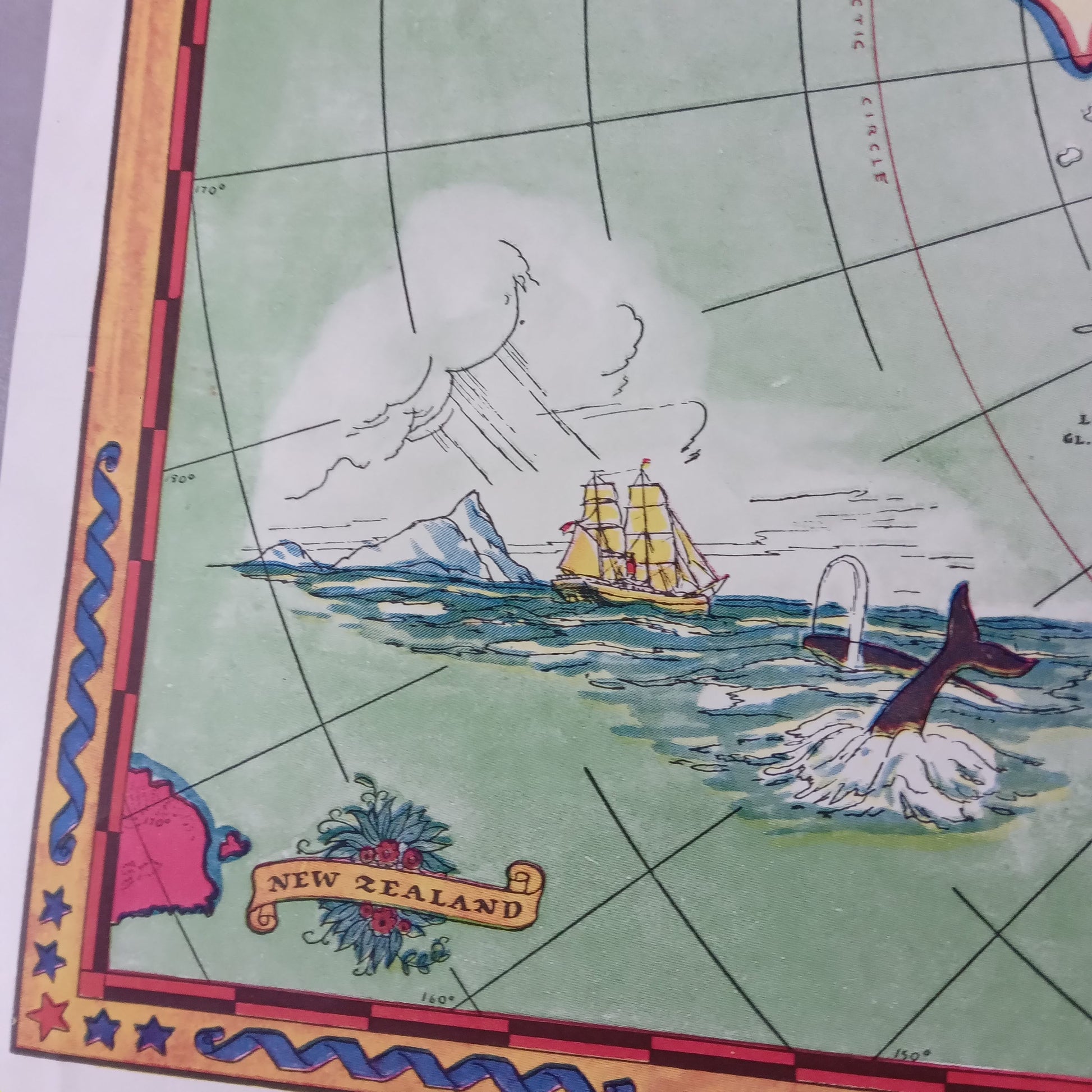 Illustration sur la carte de l'Antarctique montrant un trois-mâts naviguant près de la Nouvelle-Zélande parmi les icebergs et une queue de baleine.