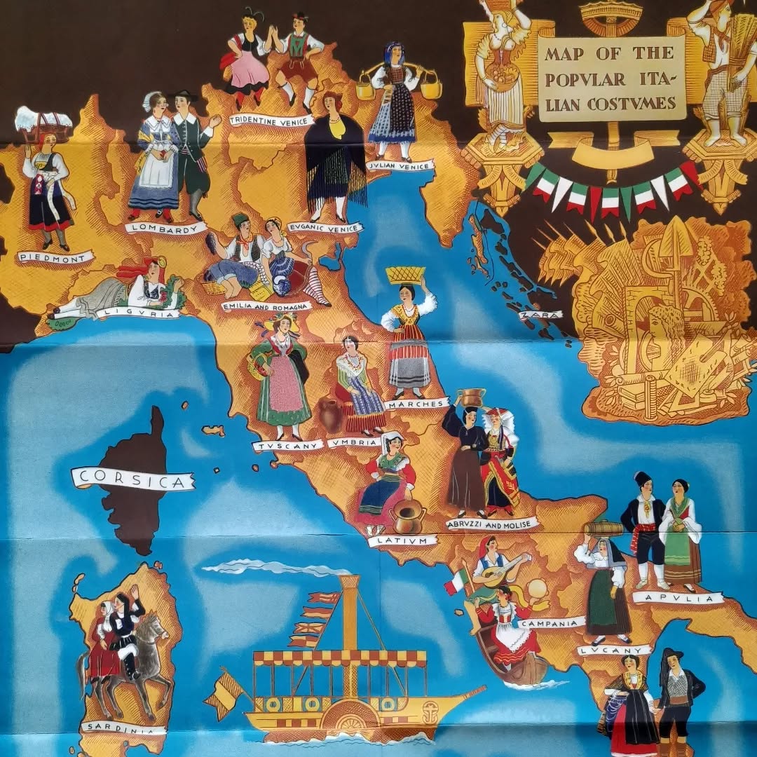 Gros plan sur la partie supérieure de la carte, montrant les régions du Nord (Piémont, Lombardie, Vénétie) et du centre (Émilie, Toscane) avec leurs costumes, et l'encadré du titre.