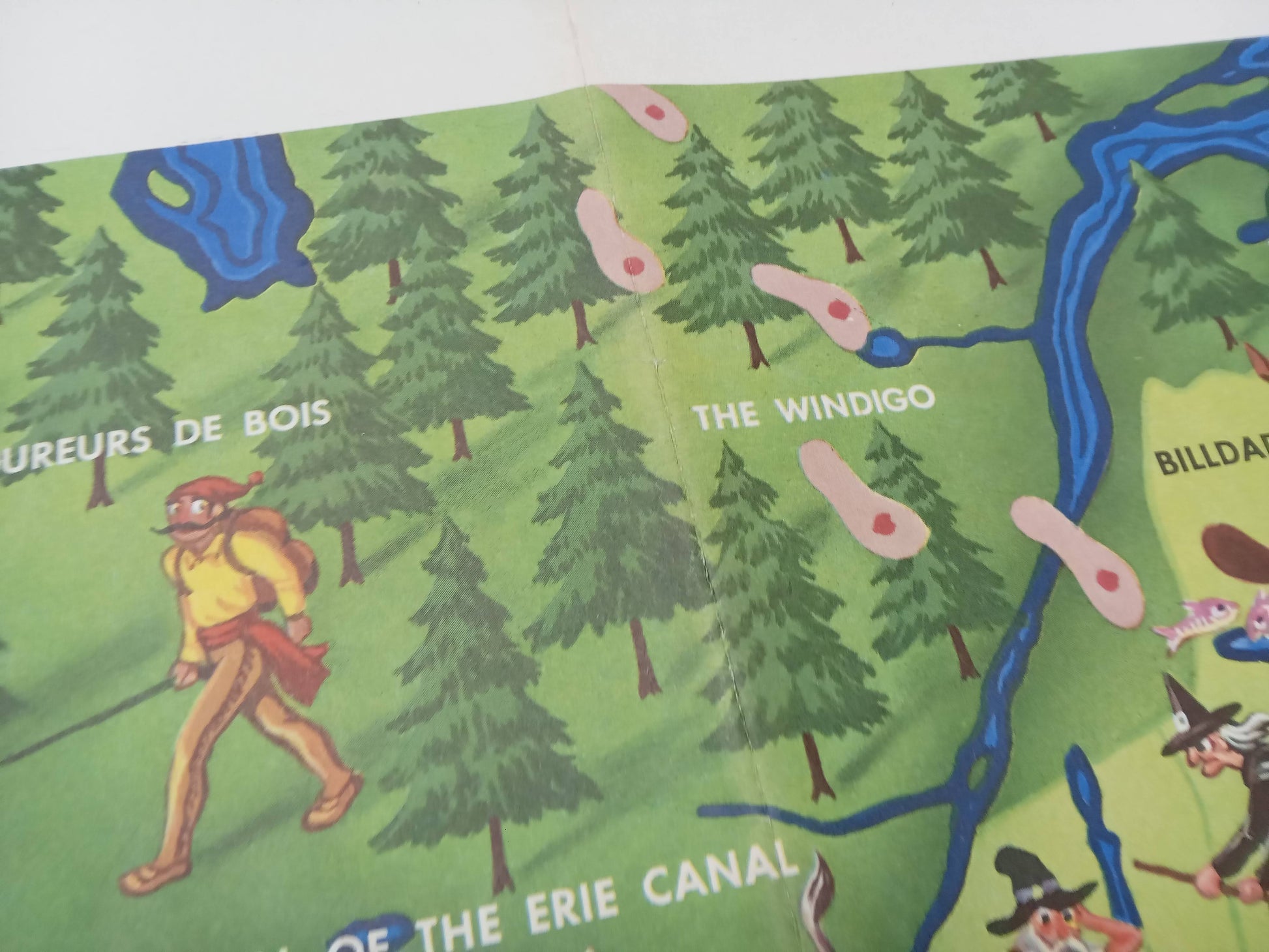 Carte picturale dépliante, vintage des contes et légendes américains, intitulée 'American Folklore & Legends', créée par John Dukes McKee vers 1950, illustrant une multitude de figures historiques, folkloriques et mythiques à travers les États-Unis