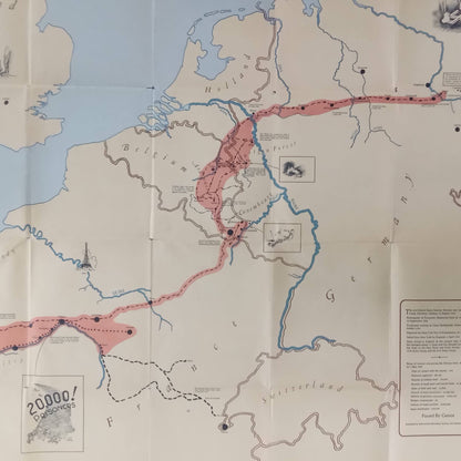 Plan ancien de l'Europe occidentale montrant le chemin de bataille de la 83e division d'infanterie américaine (83rd U.S. Infantry Division), avec un tracé rouge marqué des lieux importants de la Seconde Guerre mondiale tels que la Normandie, les Ardennes et l'Elbe. La carte mesure 87,5x72,5 cm et présente des défauts dus à son âge, notamment des perforations aux intersections des plis.