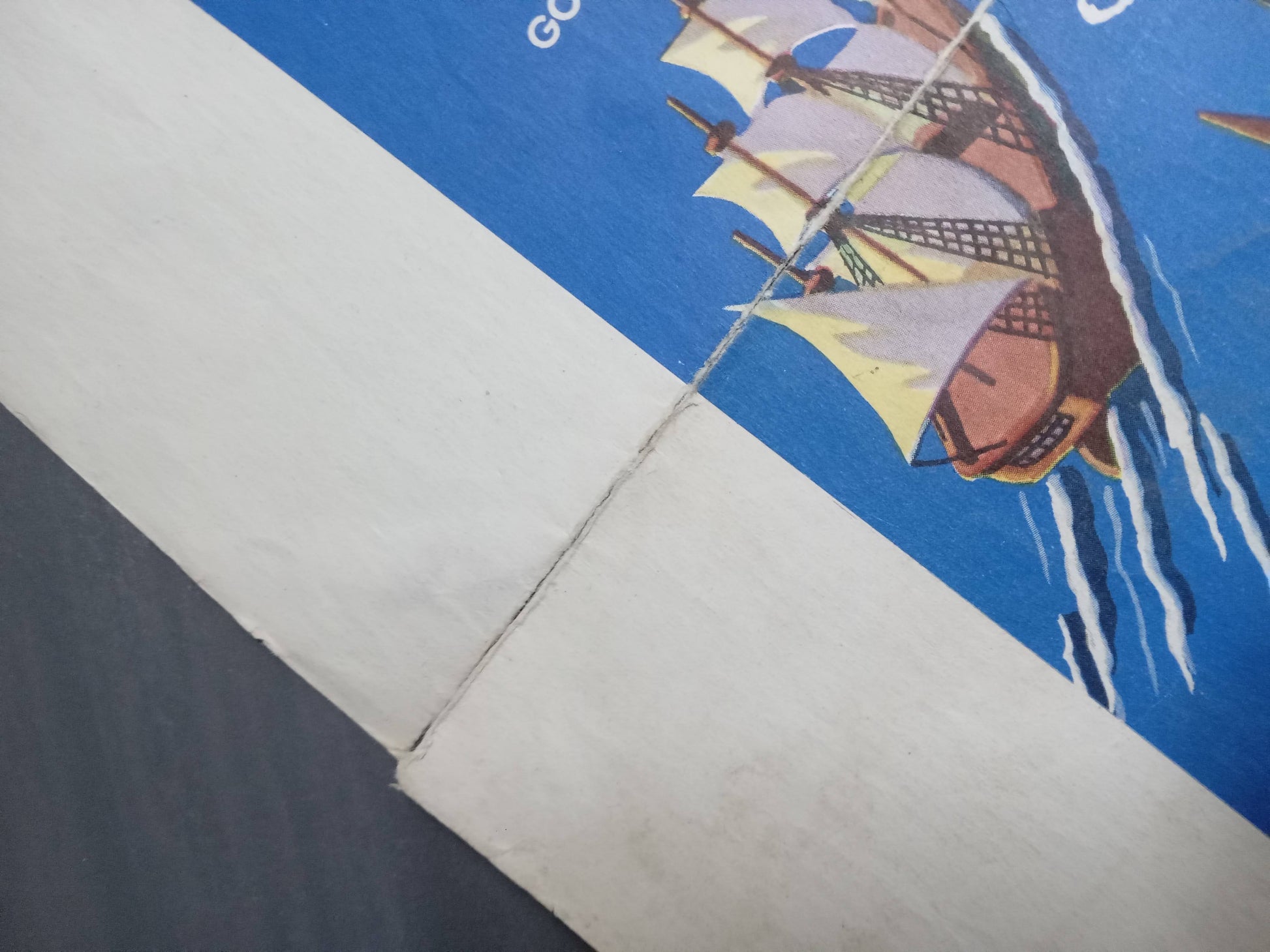 Carte picturale dépliante, vintage des contes et légendes américains, intitulée 'American Folklore & Legends', créée par John Dukes McKee vers 1950, illustrant une multitude de figures historiques, folkloriques et mythiques à travers les États-Unis