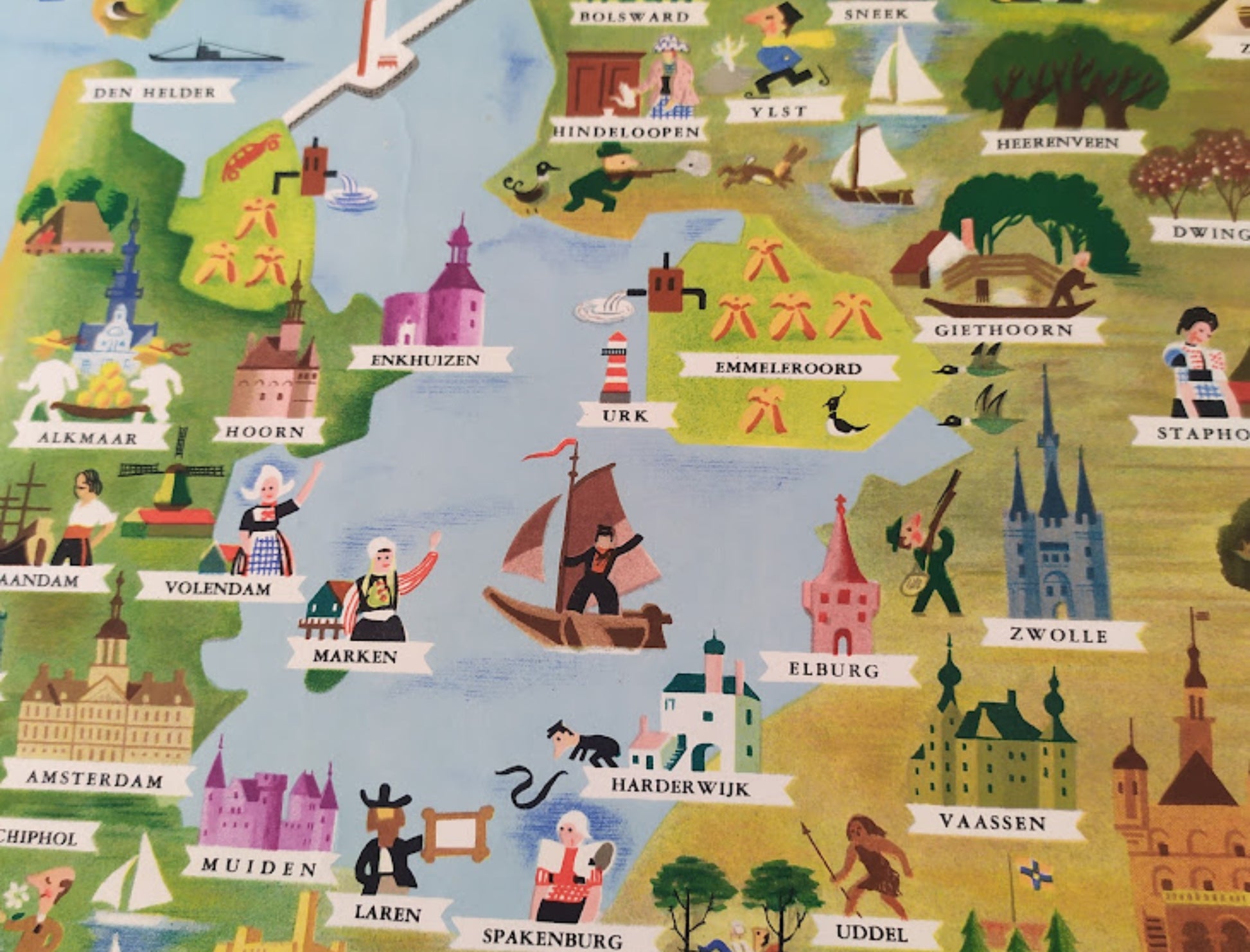 Détail de la partie nord des Pays-Bas avec les villes d'Amsterdam, Volendam et Hoorn, illustrées par des personnages en costumes et des bâtiments historiques. 
