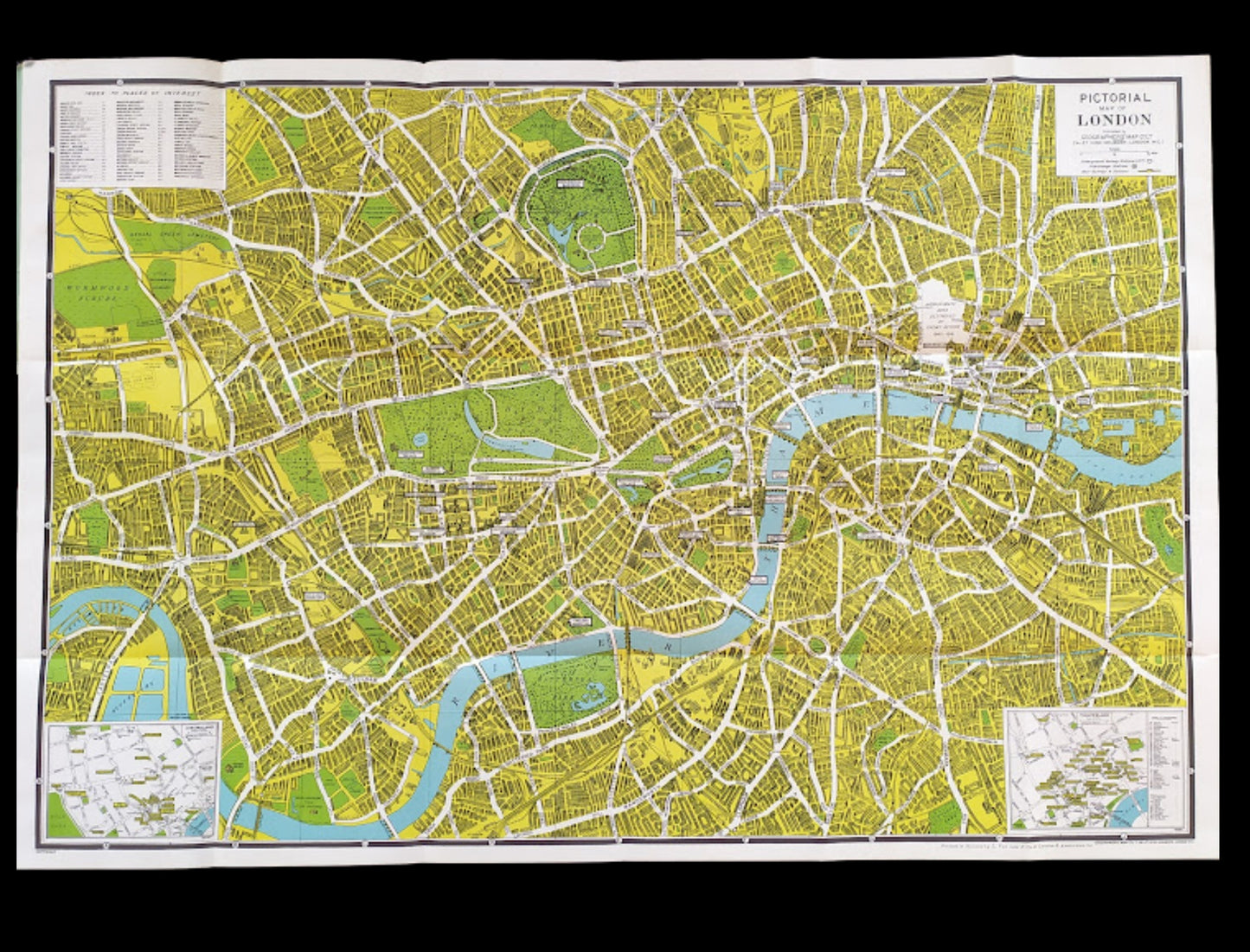 Vue d'ensemble d'un plan de Londres de 1942 aux tons jaunes et verts montrant le tracé des rues et les parcs.
