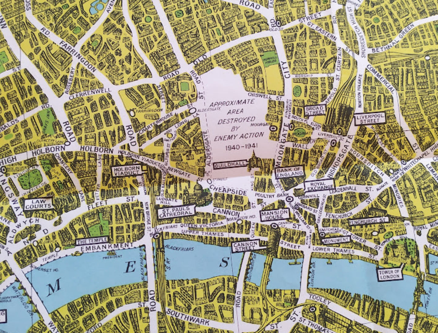 Détail du centre de Londres montrant une zone blanche intitulée "Approximate area destroyed by enemy action 1940-1941".