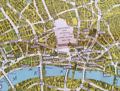 Détail du centre de Londres montrant une zone blanche intitulée "Approximate area destroyed by enemy action 1940-1941".