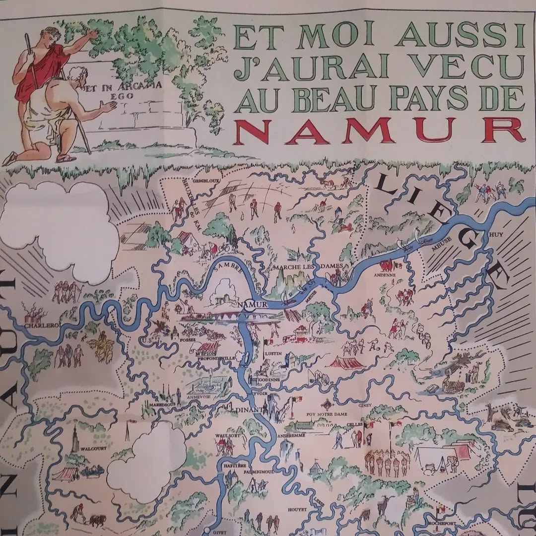 Gros plan sur la partie supérieure d'une carte illustrée et vintage du Pays de Namur, mettant en évidence le titre et l'illustration d'un homme écrivant sur un tombeau. Le détail montre les villes de Namur, Huy, Dinant, Charleroi, et le tracé des rivières Sambre et Meuse.