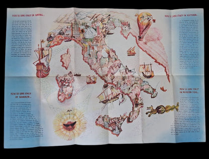 Carte illustrée de l'Italie aux tons chauds ocres et rouges, remplie de dessins de villes, de bateaux et de créatures marines sur fond blanc avec du texte sur les côtés.