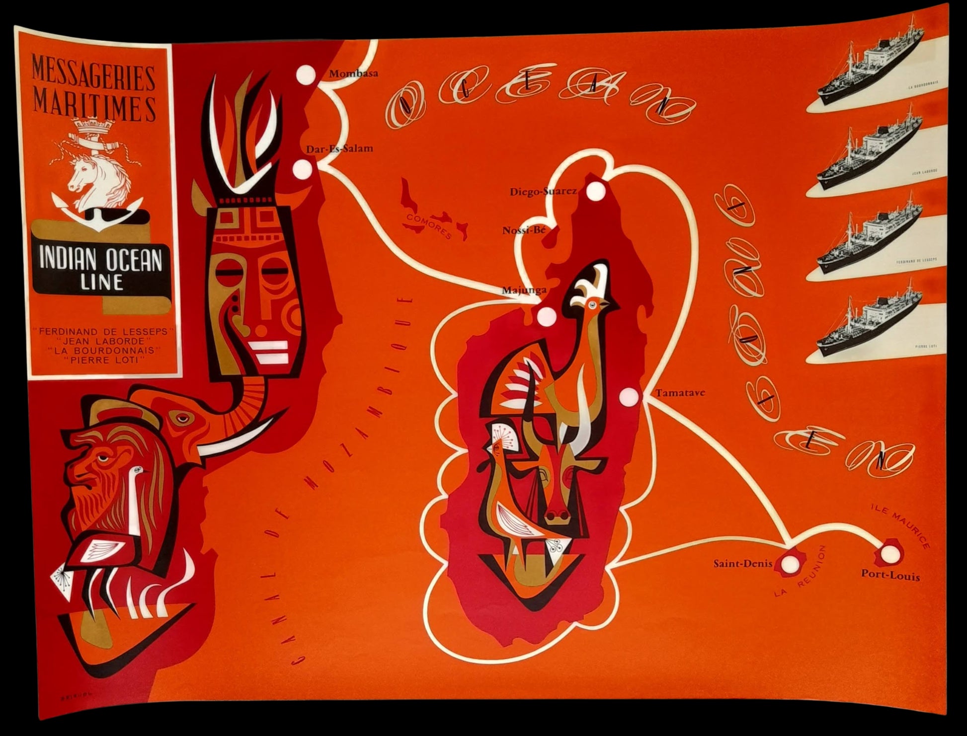 Affiche publicitaire vintage aux couleurs rouge et orange représentant une carte stylisée de l'Océan Indien avec des illustrations de masques africains, d'animaux et quatre paquebots sur la droite.