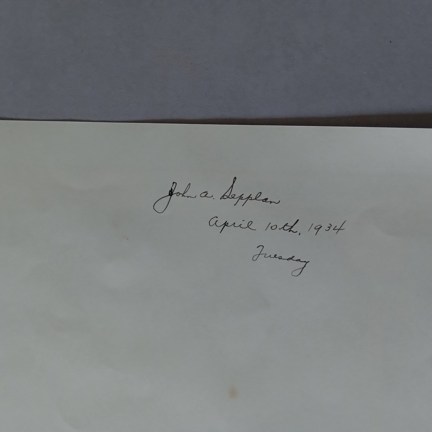 Note manuscrite au dos d'une carte, signée "John A. Sepplan" et datée du 10 avril 1934.