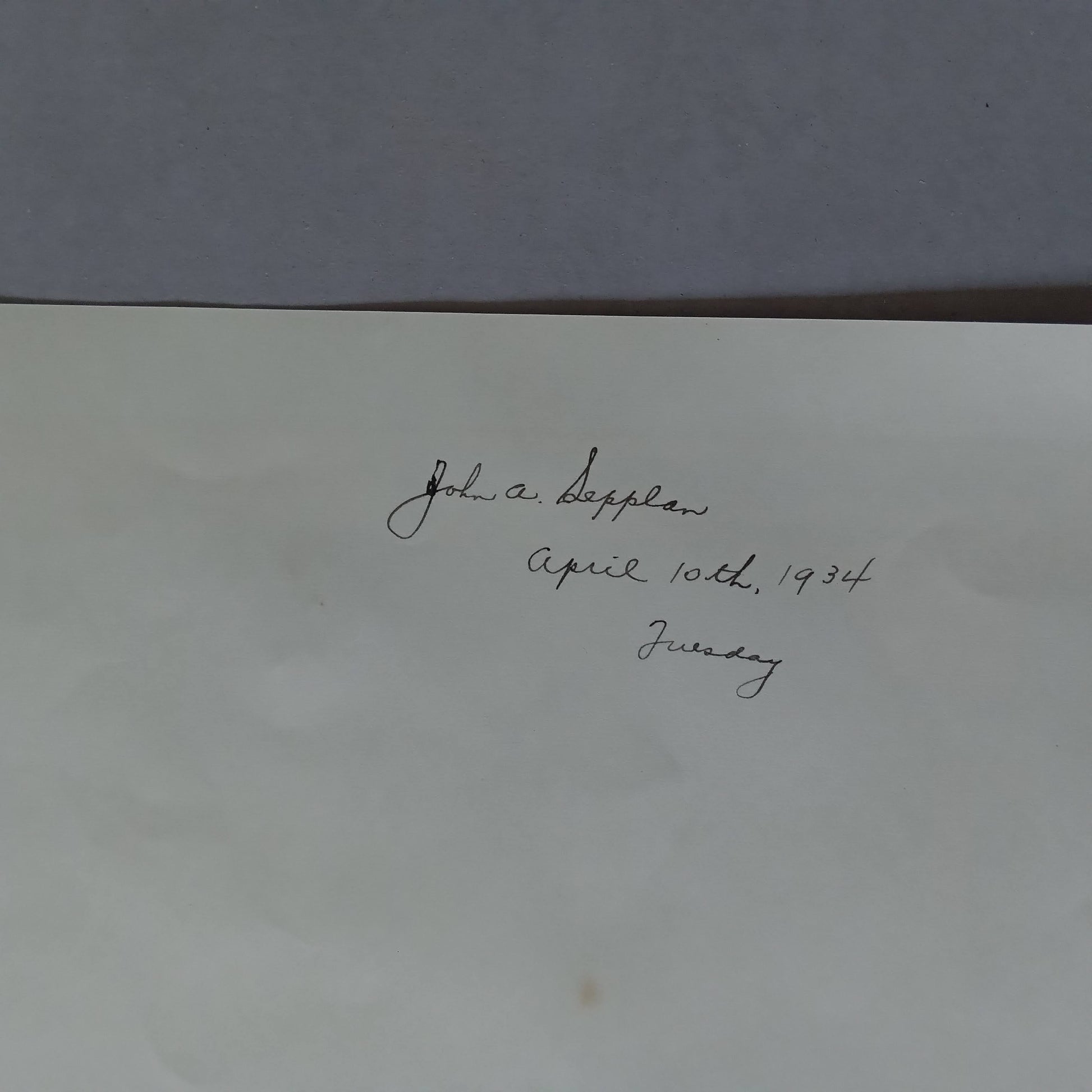 Note manuscrite au dos d'une carte, signée "John A. Sepplan" et datée du 10 avril 1934.