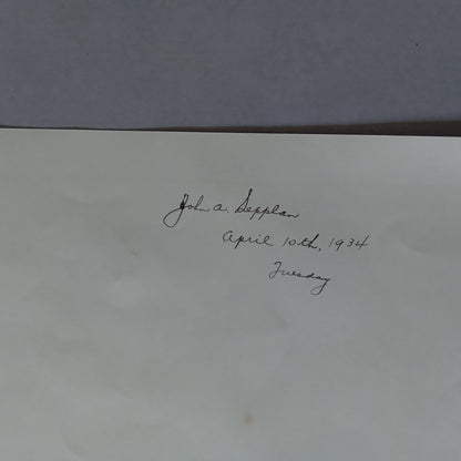 Note manuscrite au dos d'une carte, signée "John A. Sepplan" et datée du 10 avril 1934.