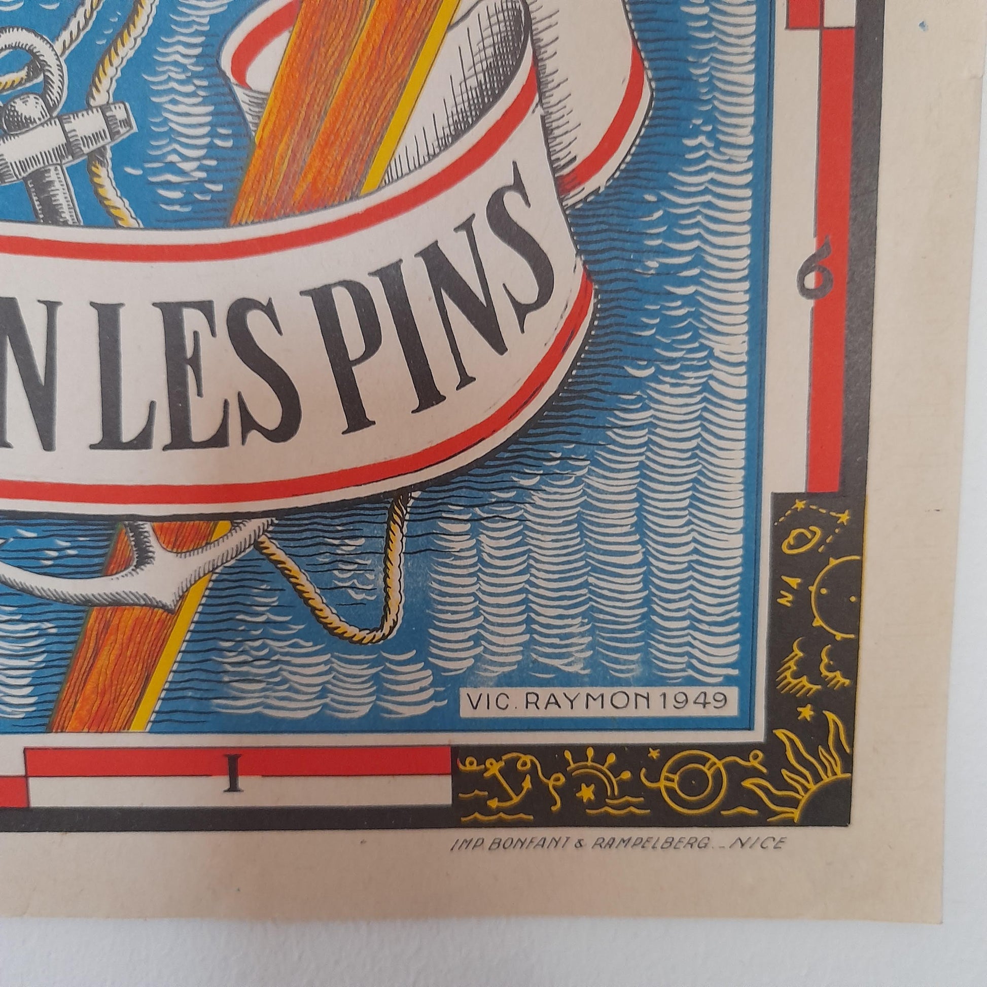 Signature de l'artiste Vic Raymon et date de création, 1949, visibles dans le coin inférieur droit du plan touristique d'Antibes.